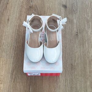 Cupcake‎ Couture Lil Chloe White Kids Dress Shoes with Bow Accent